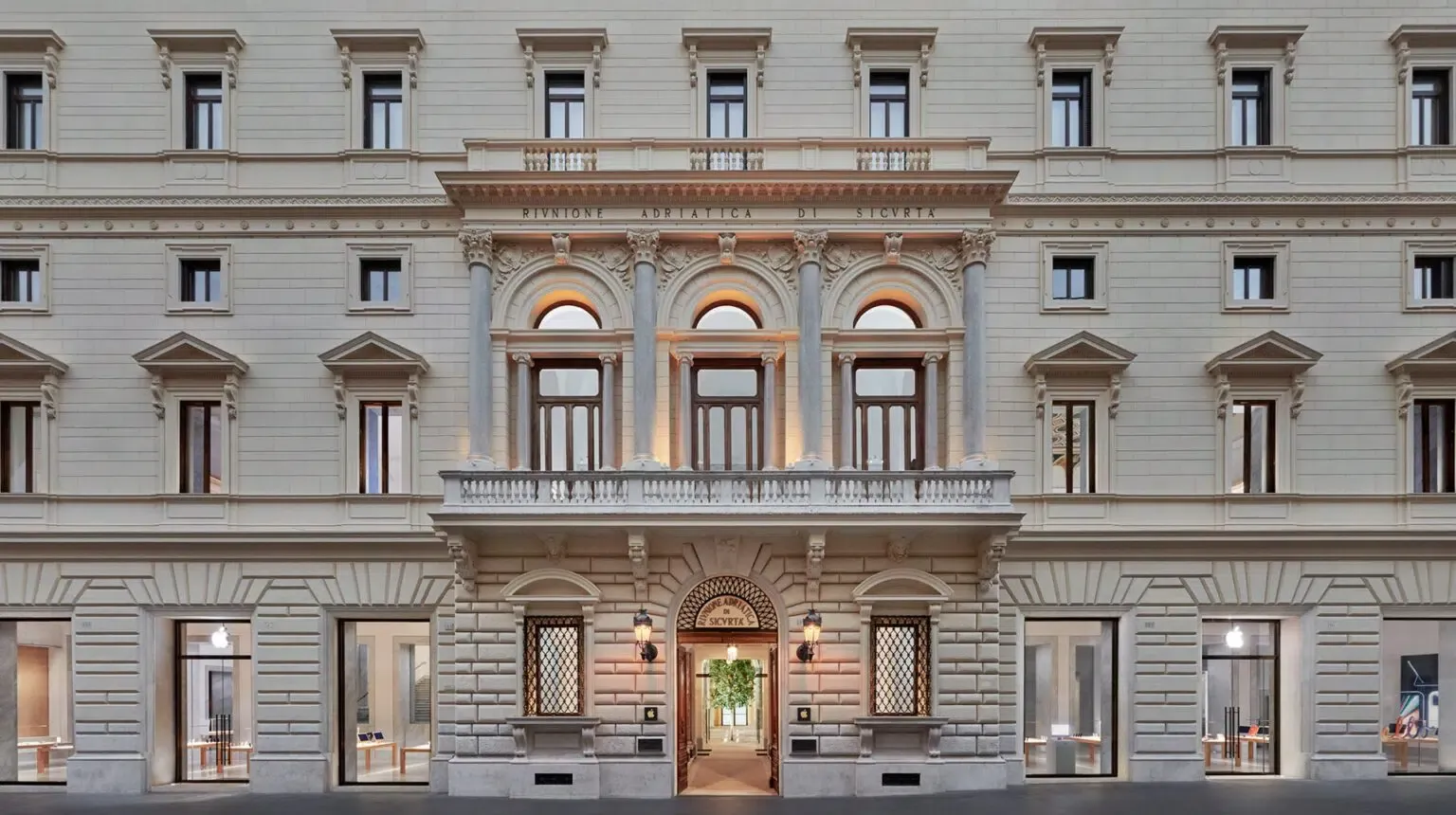 Apple Via del Corso — Roma, Itália 🇮🇹