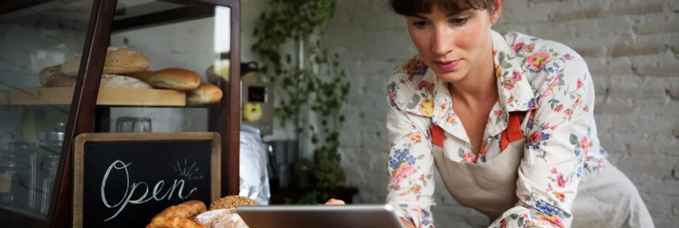 No competitivo mercado de cafeterias, oferecer um bom café não é suficiente. É preciso estar presente online, gerar visibilidade e atrair clientes para dentro da sua loja. Neste artigo, adaptamos uma estratégia validada de tráfego pago, originalmente para padarias, agora voltada para cafeterias. 🎯 Objetivos da Estratégia O foco principal é aumentar as vendas e o fluxo de clientes por meio de anúncios digitais. Os objetivos são: Reconhecimento de marca: tornar sua cafeteria conhecida na região. Captação de clientes via WhatsApp: facilitar pedidos de combos, reservas de mesas ou encomendas especiais. 📢 Fontes de Tráfego Utilizadas Meta Ads (Facebook e Instagram): ideal para engajar e criar conexão com clientes locais. Google Meu Negócio (Google Business Profile): fundamental para aparecer nas pesquisas locais, quando alguém procura por “cafeteria perto de mim”. 👥 Segmentação de Público Público aberto: moradores de bairros próximos à cafeteria. Engajamento recente: pessoas que interagiram com seu Instagram nos últimos 60 dias. Interesses específicos: Amantes de café. Pessoas que buscam locais para trabalhar/estudar. Consumidores de doces e sobremesas que complementam o café. 🎨 Criativos e Mensagens Divida os anúncios em subgrupos criativos, cada um voltado a uma necessidade: Trabalho e estudo: “Precisa de um espaço aconchegante com Wi-Fi e café de qualidade? Venha para nossa cafeteria!” Momentos de lazer: “Nada melhor que um cappuccino especial para relaxar depois do trabalho.” Consumo imediato: anúncios em horários estratégicos (7h30, 15h, 20h) destacando combos rápidos, como café + pão de queijo ou café + sobremesa. 🖥️ Google Meu Negócio Mantenha o perfil da sua cafeteria atualizado com: Fotos atrativas do ambiente e dos produtos. Horários de funcionamento. Localização exata no Google Maps. Ofertas especiais destacadas. Isso aumenta a chance de aparecer em primeiro lugar nas buscas locais e facilita o contato do cliente. 💰 Orçamento Recomendado R$ 1.200/mês divididos em: R$ 800 em Meta Ads (R$ 40/dia de segunda a sexta). R$ 400 em Google Meu Negócio. Essa distribuição garante consistência e bom alcance sem comprometer a rentabilidade. 📊 Resultados Esperados Com essa estratégia, a cafeteria pode alcançar: Maior visibilidade regional. Mais pedidos via WhatsApp. Aumento de clientes recorrentes. Fortalecimento da marca como ponto de referência local. Conclusão Combinando Meta Ads e Google Meu Negócio, sua cafeteria pode se destacar da concorrência, aumentar vendas e atrair clientes fiéis. O segredo está em segmentar corretamente, criar criativos atrativos e manter constância no investimento.